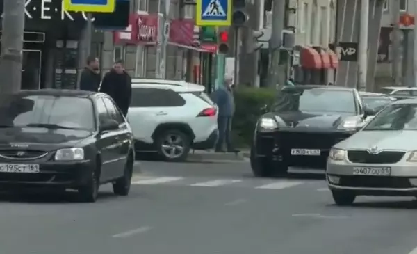 Фото к материалу: В центре Ростова на перекрестке столкнулись «Лада Гранта» и «Порше Кайен»