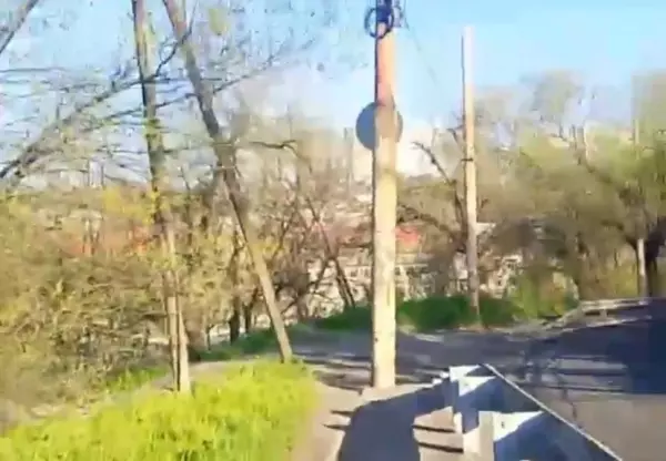 Фото к материалу: Ростовчане пожаловались на опору ЛЭП, установленную прямо на тротуаре на Черевичкина