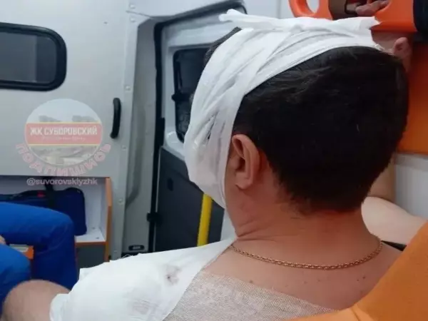 Фото к материалу: В Ростове неадекват на Суворовском угрожал прохожим ножом