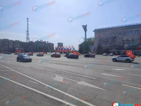 Фото к материалу: В Ростове на Театральной площади замечен автопробег в честь Дня Победы