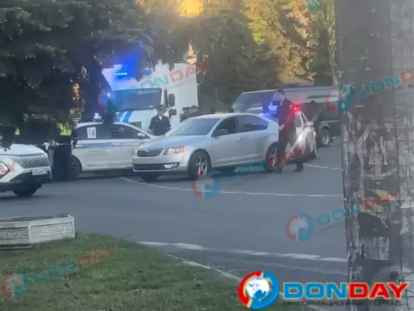 Фото к материалу: Иномарка врезалась в конвойную машину в центре Ростова