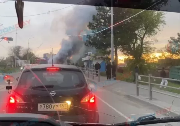 Фото к материалу: В Азове на улице Московской горит автомобиль