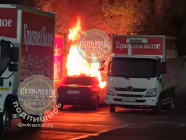 Фото к материалу: Пожар на парковке между Аксаем и Ростовом затронул три автомобиля