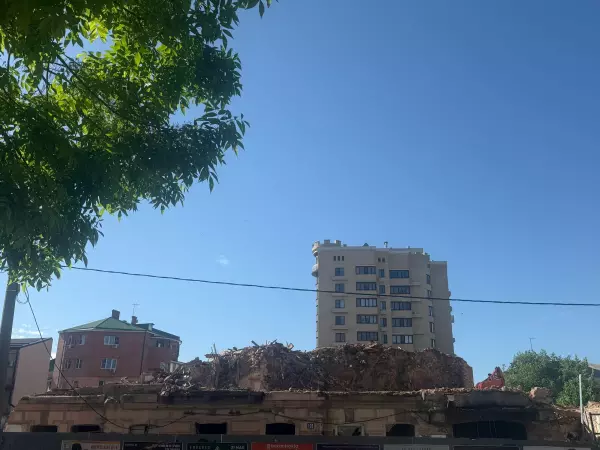 Фото к материалу: В Ростове на месте частично снесенного здания Парамонова разбирают завалы 