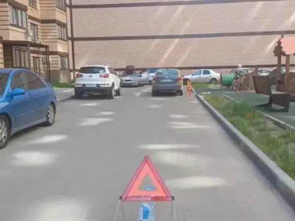 Фото к материалу: Выскочил из-за припаркованного авто: в Ростове машина сбила 7-летнего ребенка