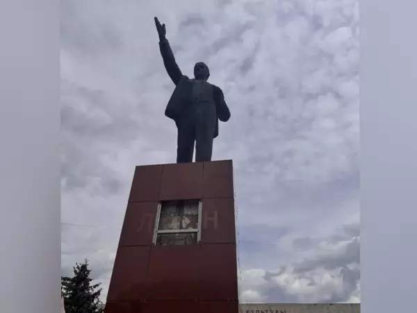 Фото к материалу: В Батайске вандал испортил памятник Ленину в Праздник Весны и Труда