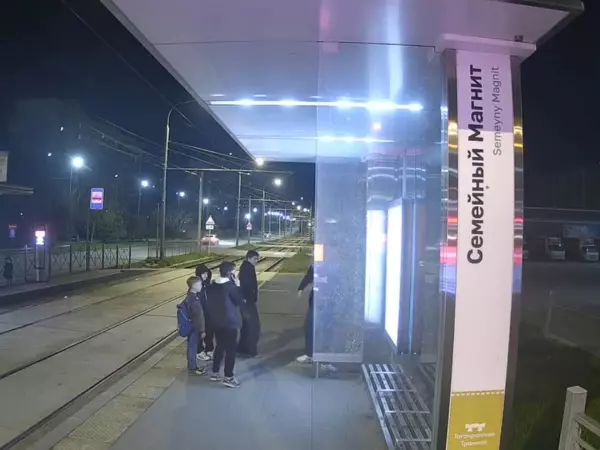 Фото к материалу: В Таганроге установили личности мальчиков, разбивших стекла у остановок трамваев