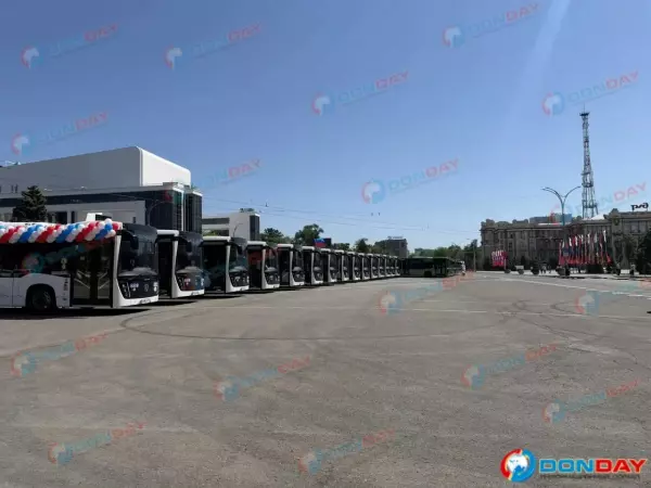 Фото к материалу: В Ростове на Театральной площади показали новые автобусы