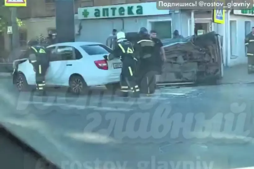 На Халтуринском в Ростове «Нива» после столкновения с легковушкой завалилась на бок