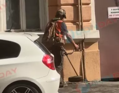 В центре Ростова рабочий «косил асфальт» и попал на видео