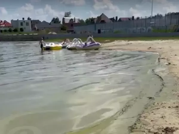 В Соленом озере в Батайске обнаружили неизвестные отходы