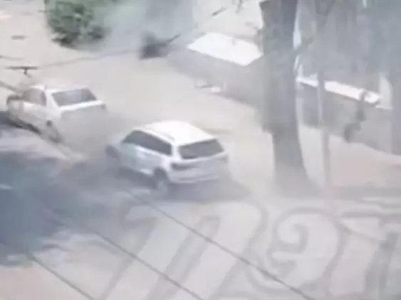Легковушка задымилась во время движения на Закруткина в Ростове