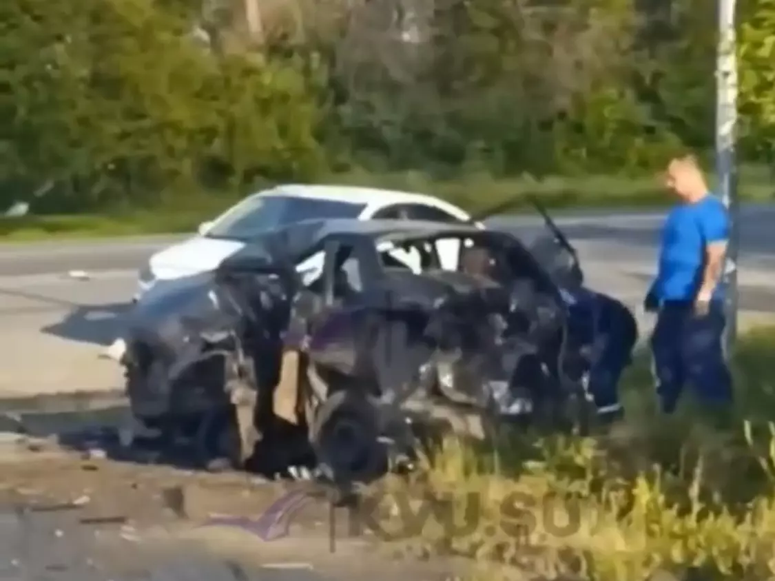 Жуткие кадры с места ДТП под Шахтами, где в покореженном авто зажало водителя