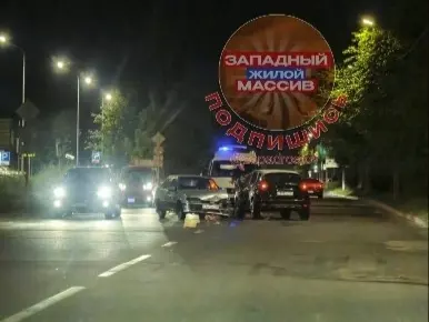 В Ростове на Доваторов столкнулись кроссовер и легковушка