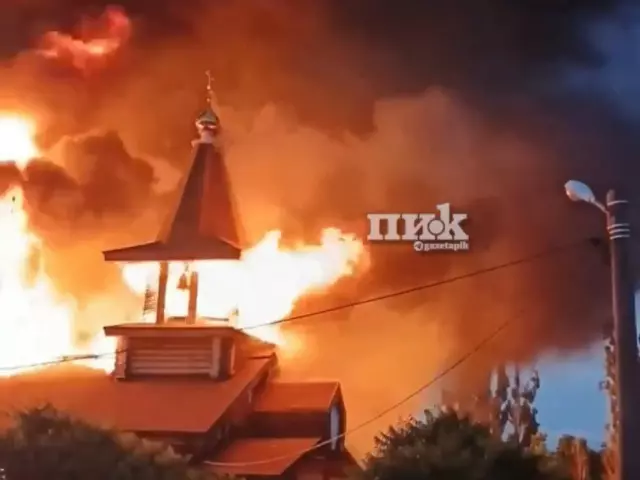В сети появились кадры мощного пожара в храме в Ростовской области