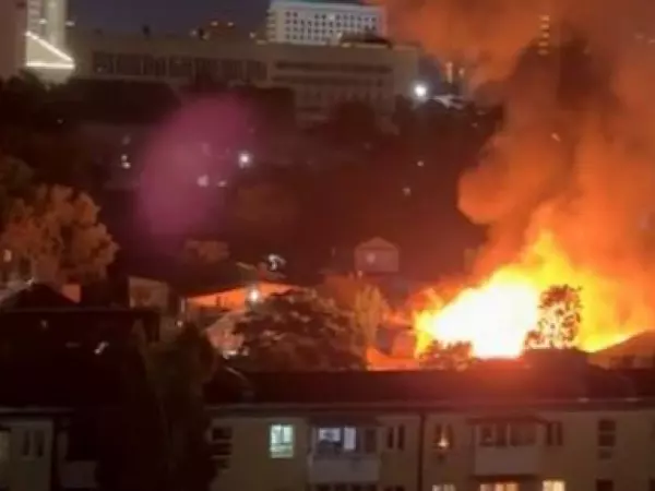 Фото к материалу: Два частных дома и хозпостройка полыхают в Ростове