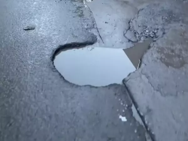 Фото к материалу: Жильцы элитного ЖК в Ростове жалуются на большое количество ям на дороге