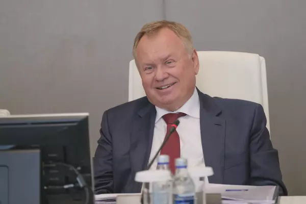 Фото к материалу: Глава ВТБ Андрей Костин лично протестировал оплату по QR-коду в Китае, купив апельсин​​​