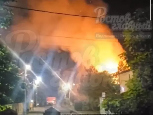 Фото к материалу: В Батайске среди ночи вспыхнул частный дом 