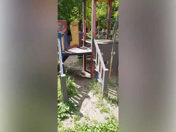 Фото к материалу: Жители пожаловались на состояние детской площадки в центре Ростова