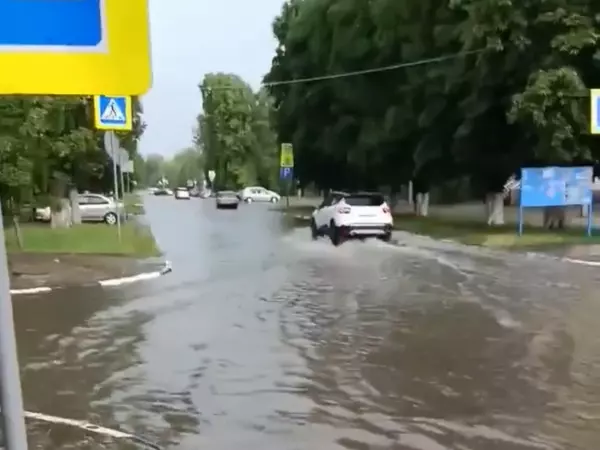 Фото к материалу: Машины плывут по дороге: улицы Зернограда превратились в озера после мощного ливня