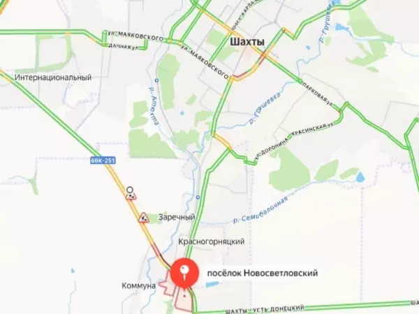 Фото к материалу: На трассе в районе Шахт образовалась пробка из-за дорожных работ